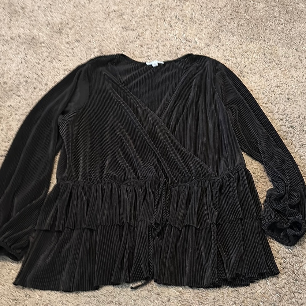 floral & ivy Long-Sleeved Black Wrap-Style Top